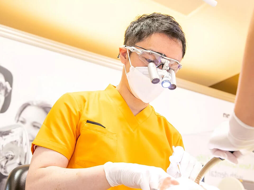 医師が治療する様子