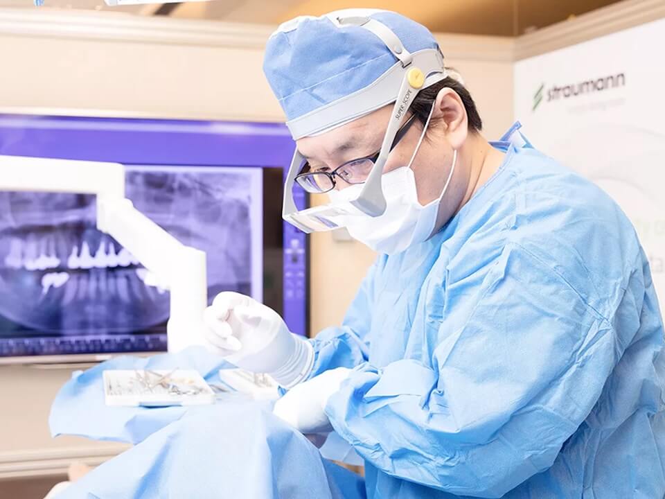 医師が治療する様子