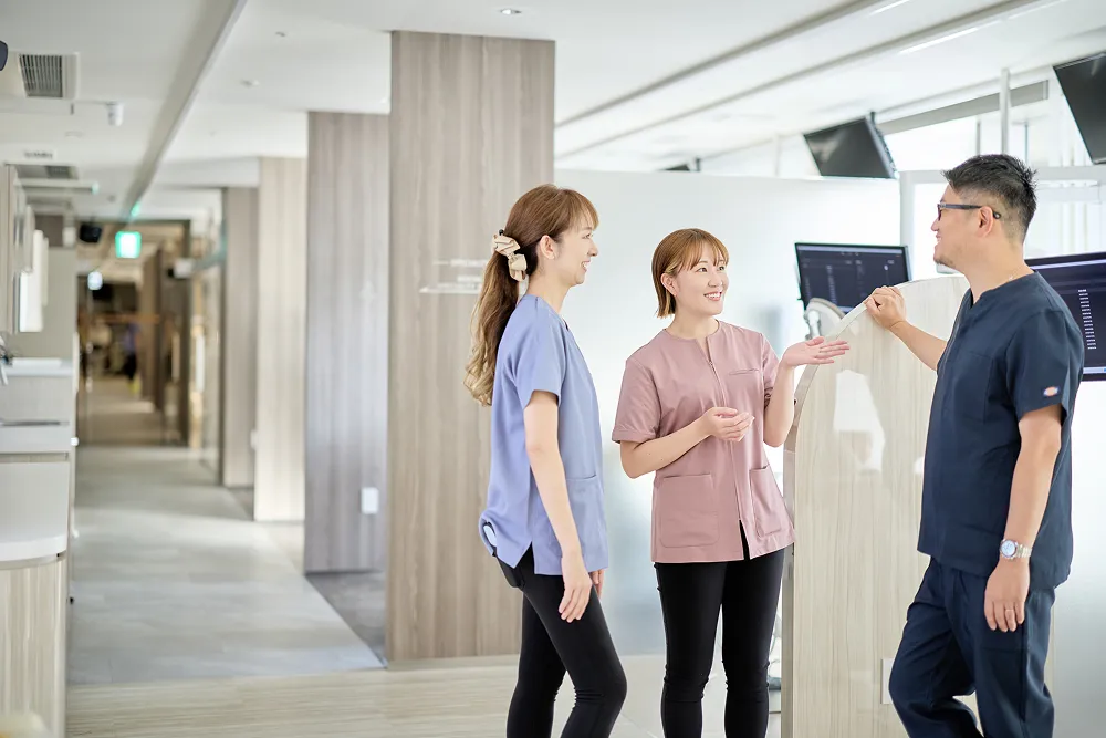 抜歯手術の様子を示す医師の作業風景