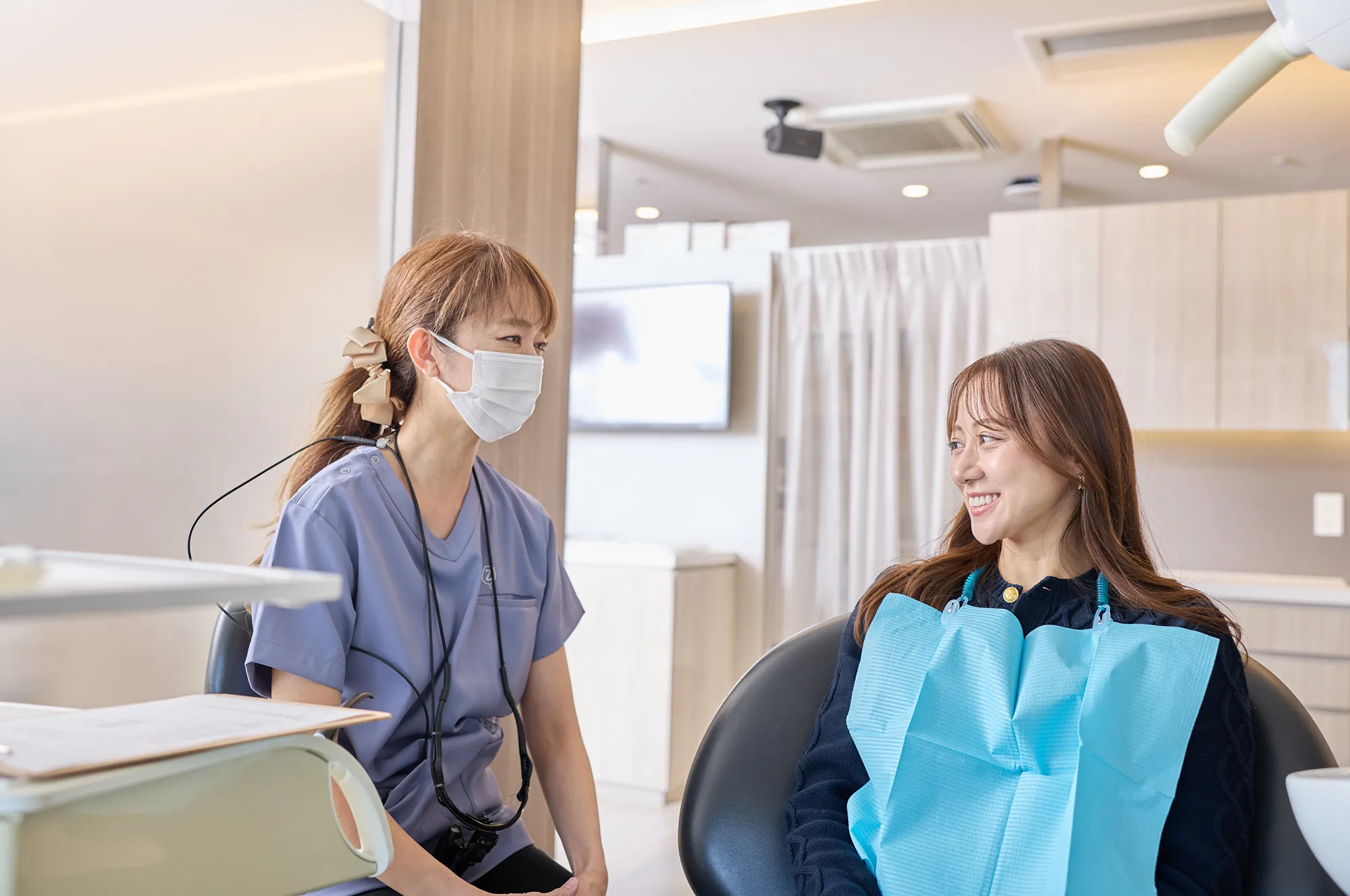 矯正歯科の医師と患者のコンサルテーション風景