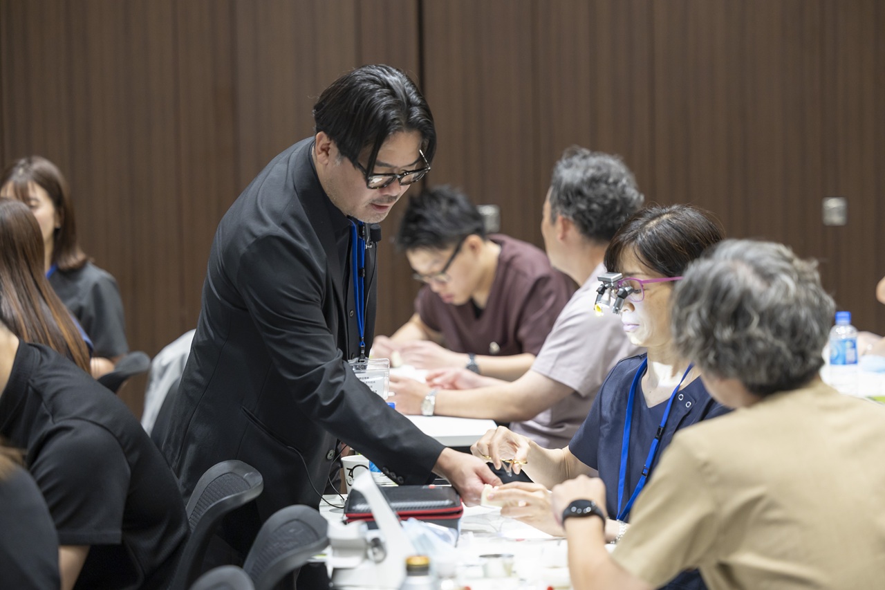 医療法人社団健誠会による2026年度ドクター研修会での丸尾 勝一郎先生(三軒茶屋・恵比寿マルオ歯科統括院長)によるインプラント(ソケットプリザベーション)講義・実習
の様子